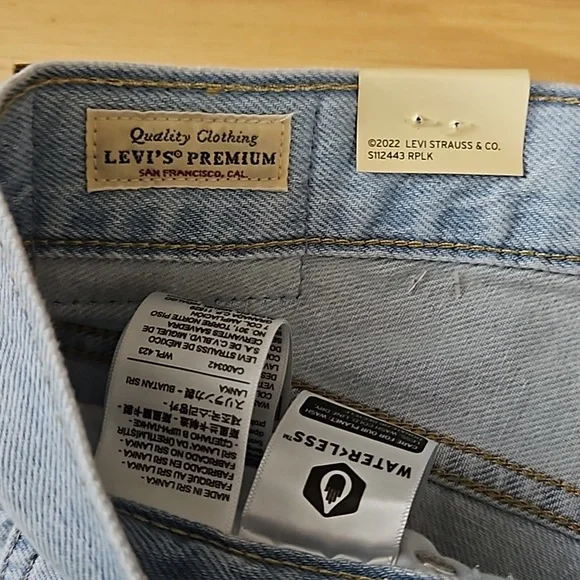 NWT Levi's Baggy Dad Wide Leg Lightwash womans jeans 32x32 - Picture 10 of 14